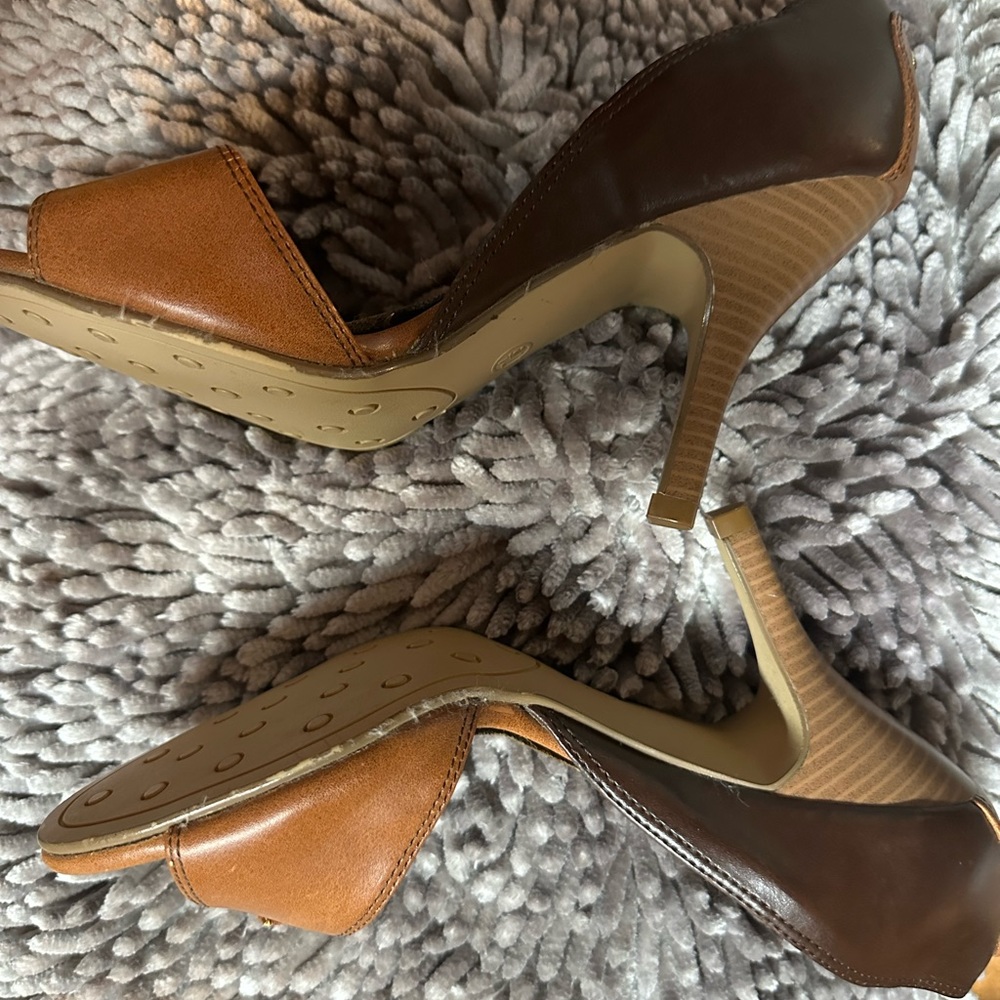 Heels - Picture 3 of 3